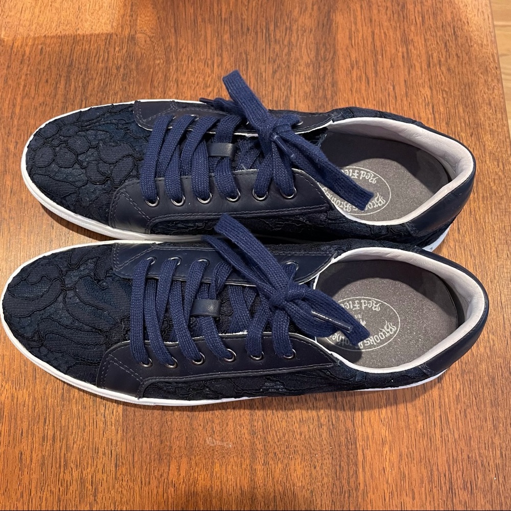 Brooks Brothers Red Fleece navy jacquard lace sneakers, fits size 8.5